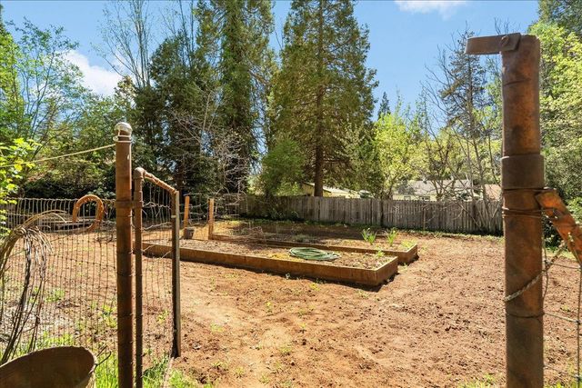 10041 Greenwood Rd, Grass Valley, CA 95945