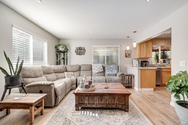 532 Walten Way, Windsor, CA 95492