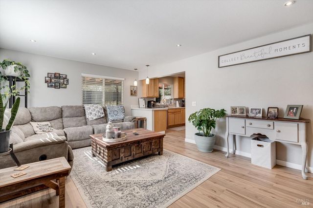 532 Walten Way, Windsor, CA 95492