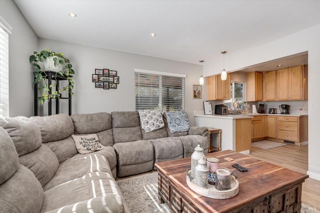 532 Walten Way, Windsor, CA 95492