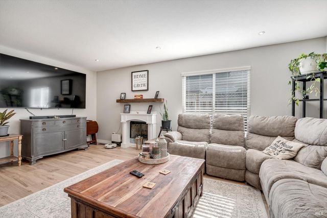 532 Walten Way, Windsor, CA 95492