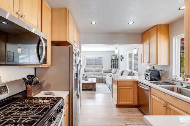 532 Walten Way, Windsor, CA 95492