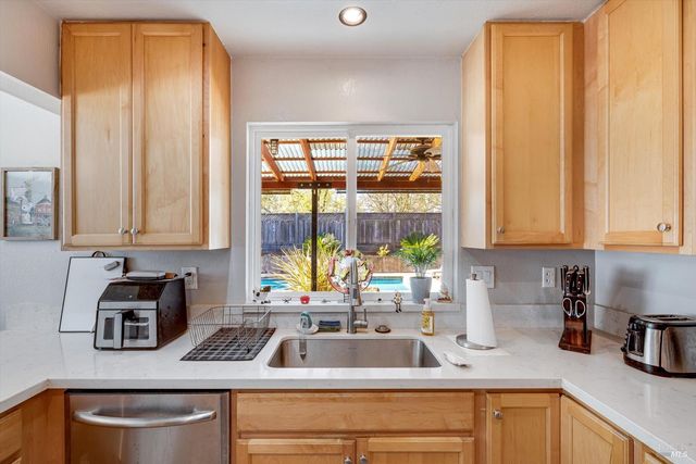 532 Walten Way, Windsor, CA 95492