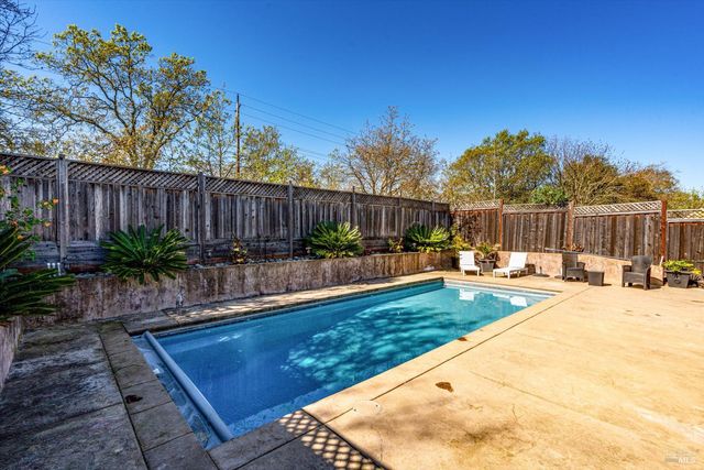 532 Walten Way, Windsor, CA 95492