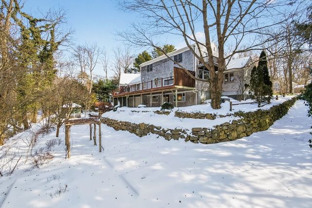 10 Grouse Street, Falmouth, MA 02540