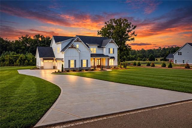 137 Twin Oaks Drive, Hampton, GA 30228