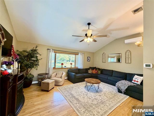 8 E Hillside Court, Morris Plains Borough, NJ 07950