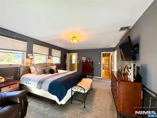 8 E Hillside Court, Morris Plains Borough, NJ 07950