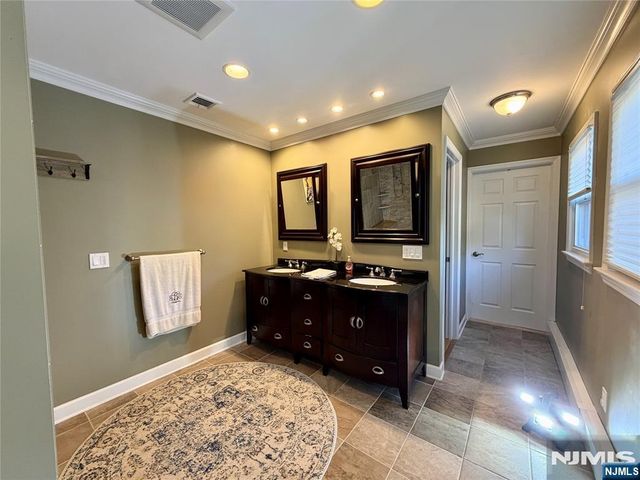 8 E Hillside Court, Morris Plains Borough, NJ 07950