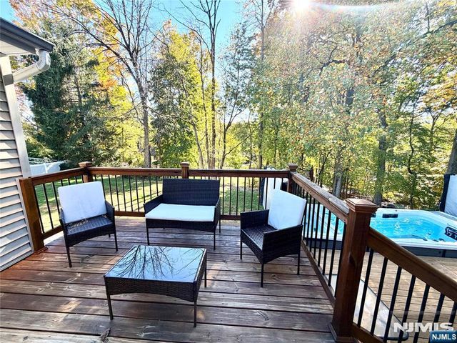 8 E Hillside Court, Morris Plains Borough, NJ 07950