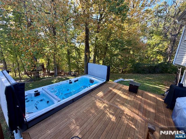 8 E Hillside Court, Morris Plains Borough, NJ 07950