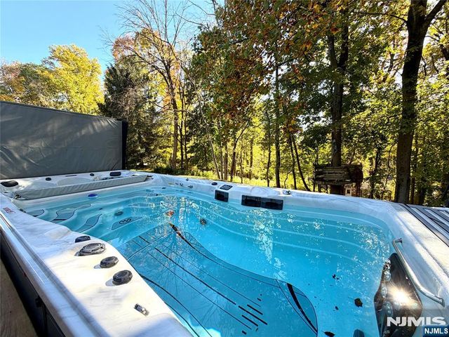8 E Hillside Court, Morris Plains Borough, NJ 07950