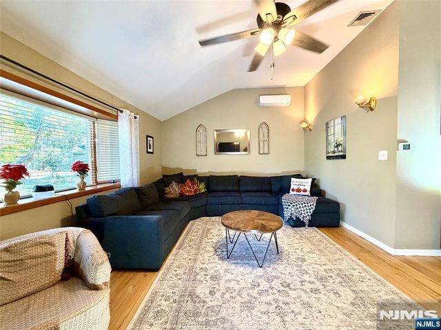 8 E Hillside Court, Morris Plains Borough, NJ 07950