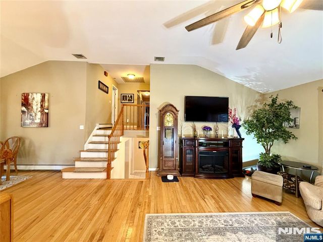 8 E Hillside Court, Morris Plains Borough, NJ 07950