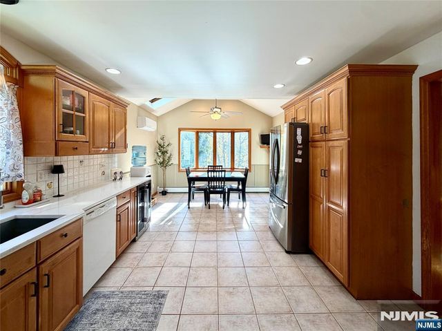8 E Hillside Court, Morris Plains Borough, NJ 07950