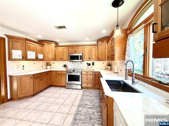 8 E Hillside Court, Morris Plains Borough, NJ 07950