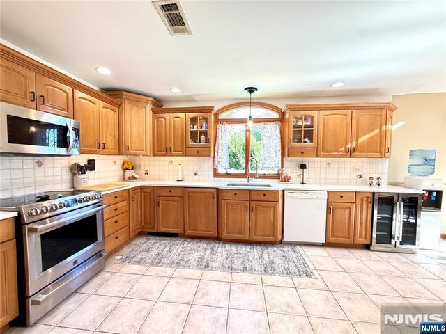 8 E Hillside Court, Morris Plains Borough, NJ 07950