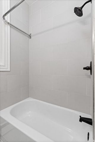 843 W Roscoe Street, Chicago, IL 60657
