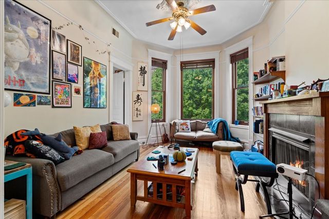 843 W Roscoe Street, Chicago, IL 60657