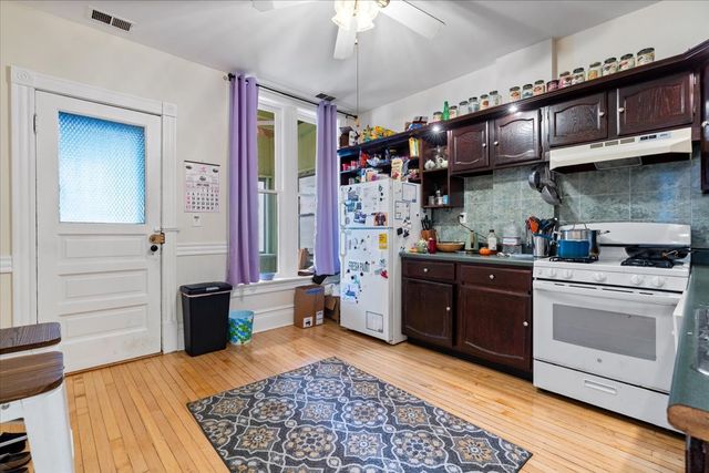 843 W Roscoe Street, Chicago, IL 60657