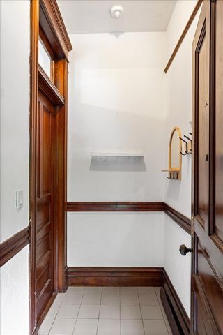 843 W Roscoe Street, Chicago, IL 60657