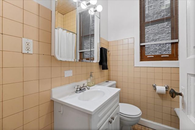 843 W Roscoe Street, Chicago, IL 60657