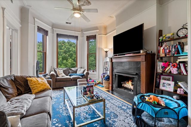 843 W Roscoe Street, Chicago, IL 60657