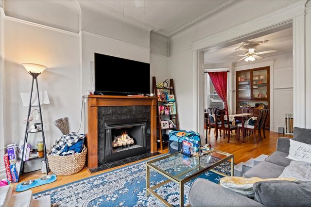 843 W Roscoe Street, Chicago, IL 60657