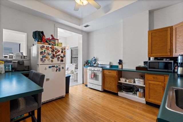 843 W Roscoe Street, Chicago, IL 60657