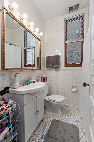 843 W Roscoe Street, Chicago, IL 60657