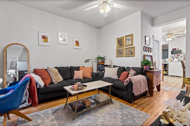 843 W Roscoe Street, Chicago, IL 60657