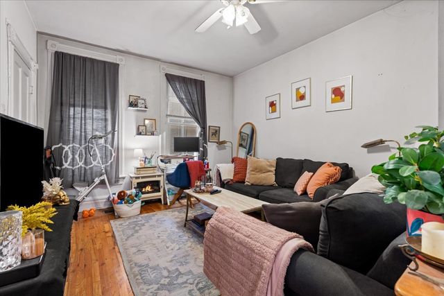 843 W Roscoe Street, Chicago, IL 60657