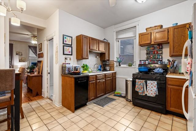 843 W Roscoe Street, Chicago, IL 60657