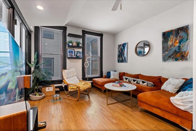 843 W Roscoe Street, Chicago, IL 60657