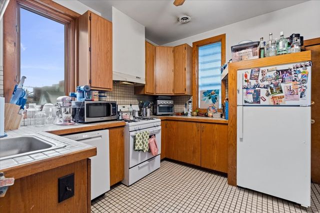 843 W Roscoe Street, Chicago, IL 60657