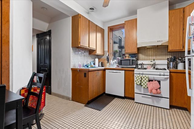843 W Roscoe Street, Chicago, IL 60657