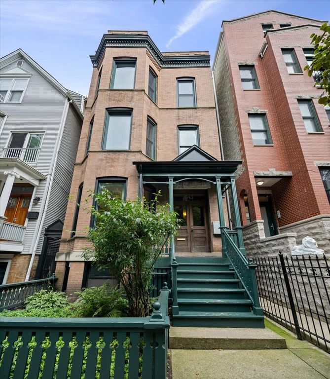 843 W Roscoe Street, Chicago, IL 60657
