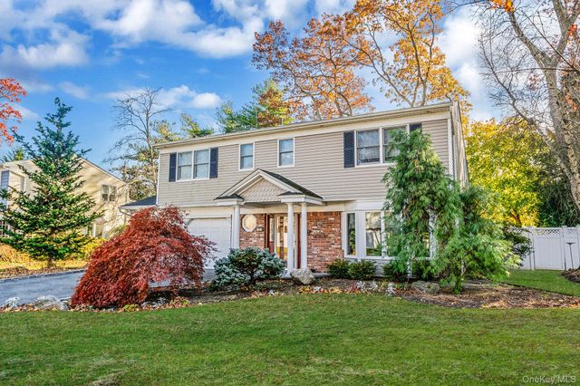 28 Cedarwood Lane, Commack, NY 11725