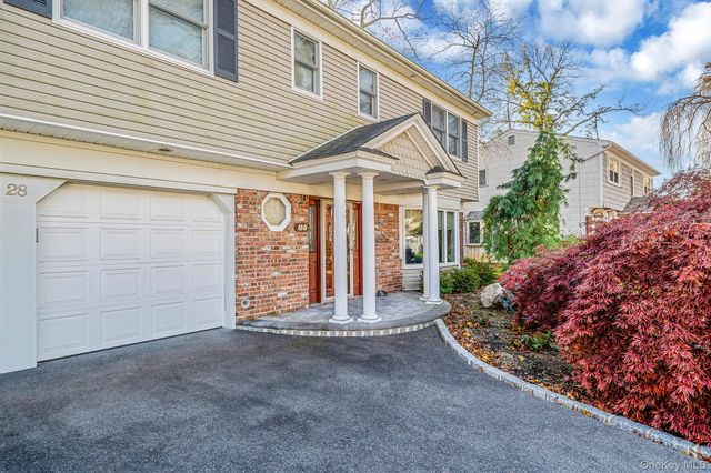 28 Cedarwood Lane, Commack, NY 11725