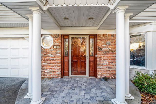 28 Cedarwood Lane, Commack, NY 11725