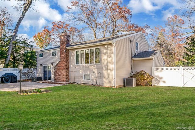 28 Cedarwood Lane, Commack, NY 11725