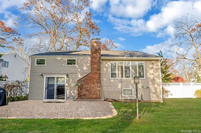 28 Cedarwood Lane, Commack, NY 11725