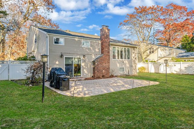 28 Cedarwood Lane, Commack, NY 11725