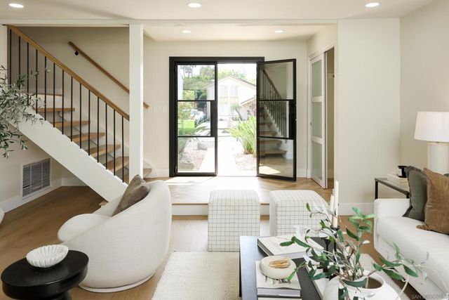 9948 Courtyard Dr, San Diego, CA 92131