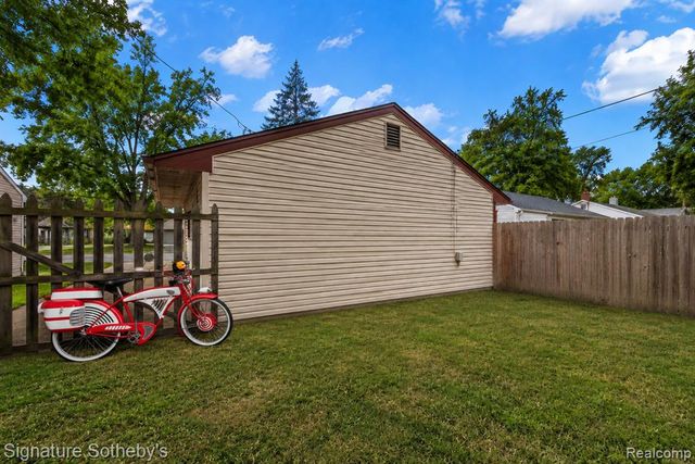 241 W Yale Avenue, Pontiac, MI 48340