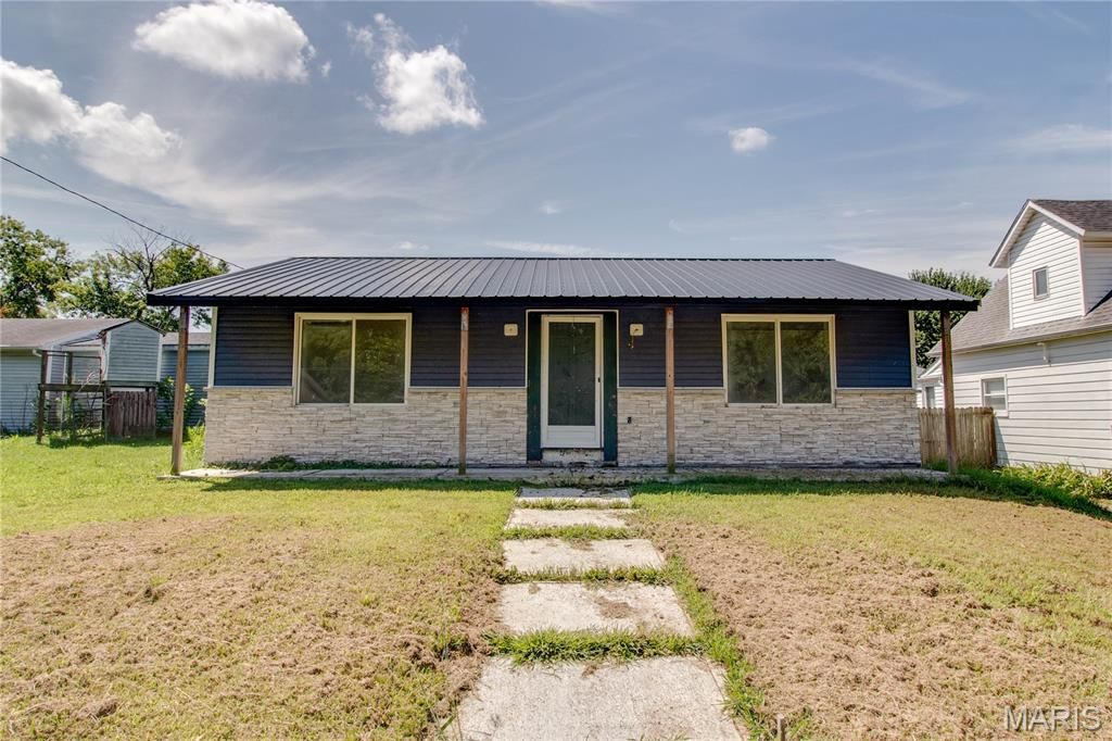 Image 1 of property listing at 390 Dorsey Road, Gillespie, IL 62033