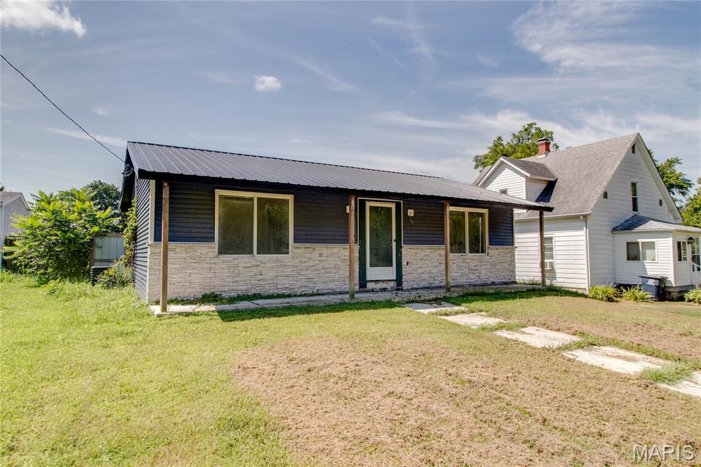Image 2 of property listing at 390 Dorsey Road, Gillespie, IL 62033