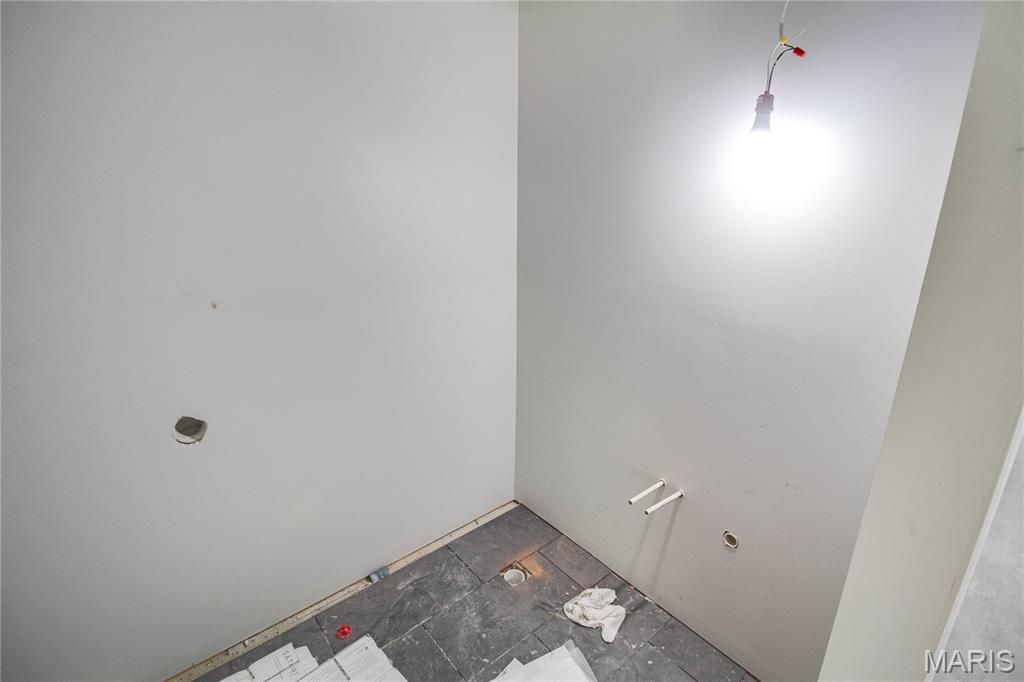 Image 13 of property listing at 390 Dorsey Road, Gillespie, IL 62033