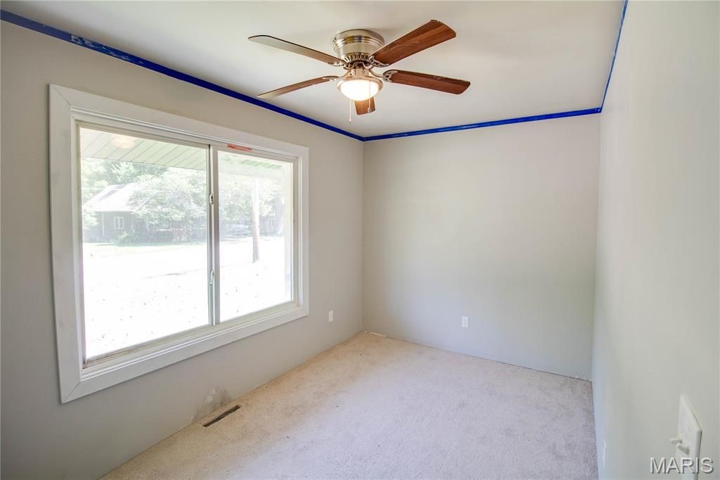 Image 15 of property listing at 390 Dorsey Road, Gillespie, IL 62033