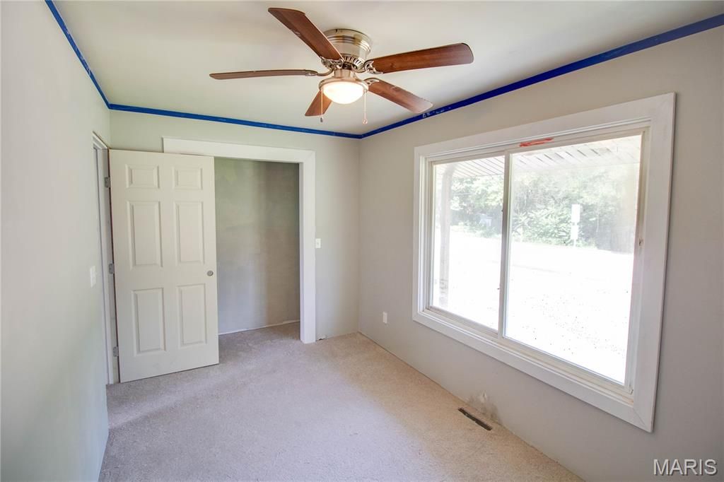 Image 16 of property listing at 390 Dorsey Road, Gillespie, IL 62033